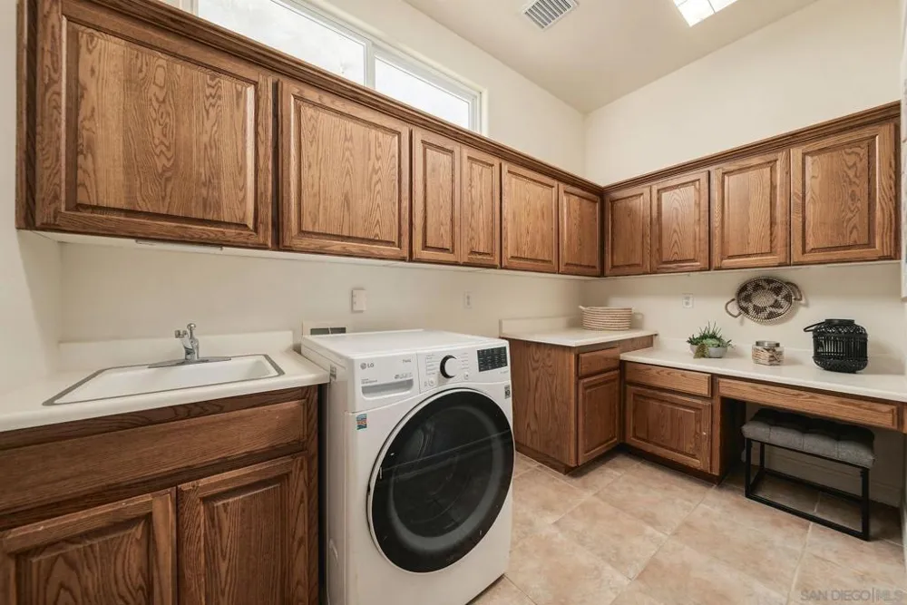 1990 Quail View Dr Vista, CA 92084