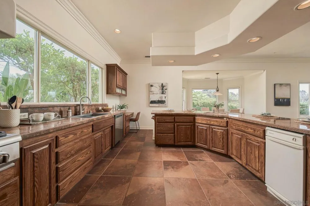 1990 Quail View Dr Vista, CA 92084