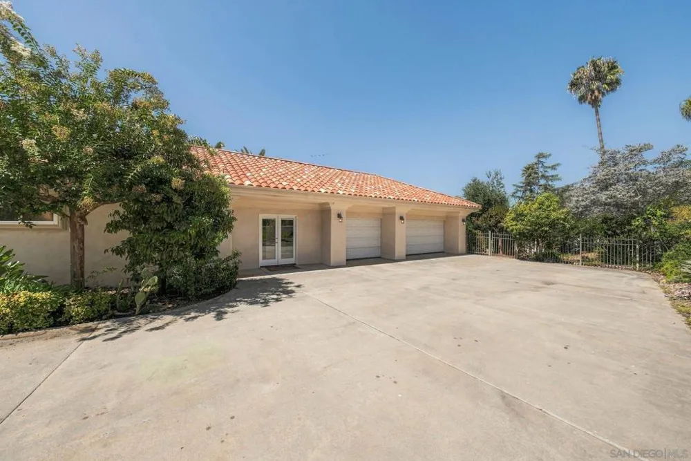 1990 Quail View Dr Vista, CA 92084