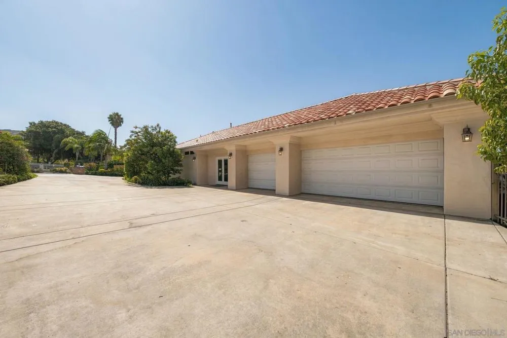 1990 Quail View Dr Vista, CA 92084