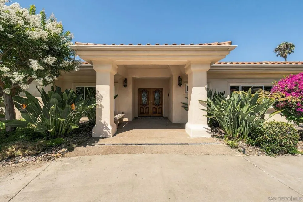 1990 Quail View Dr Vista, CA 92084