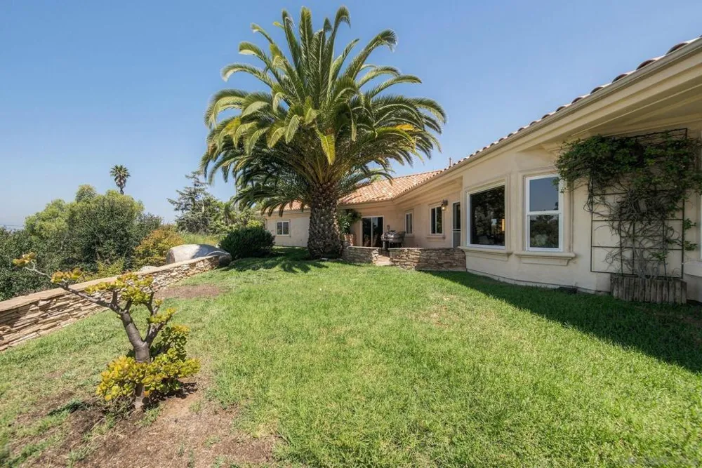 1990 Quail View Dr Vista, CA 92084
