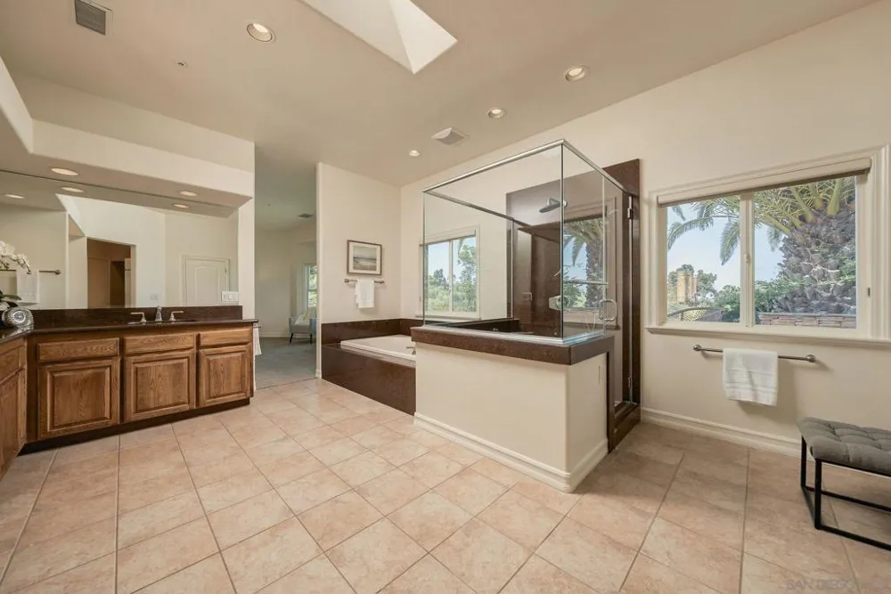 1990 Quail View Dr Vista, CA 92084