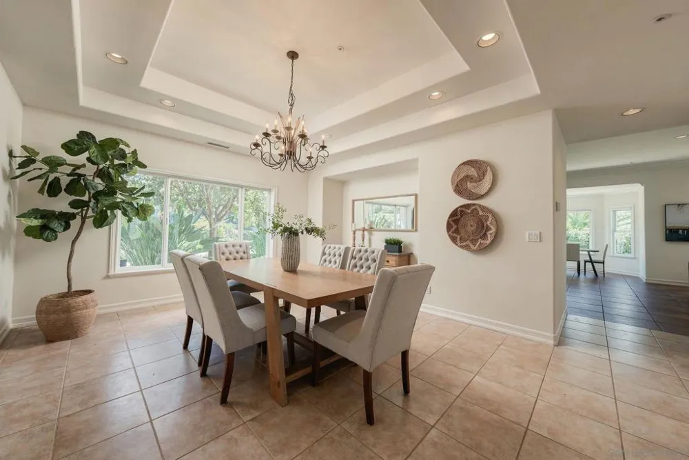 1990 Quail View Dr Vista, CA 92084