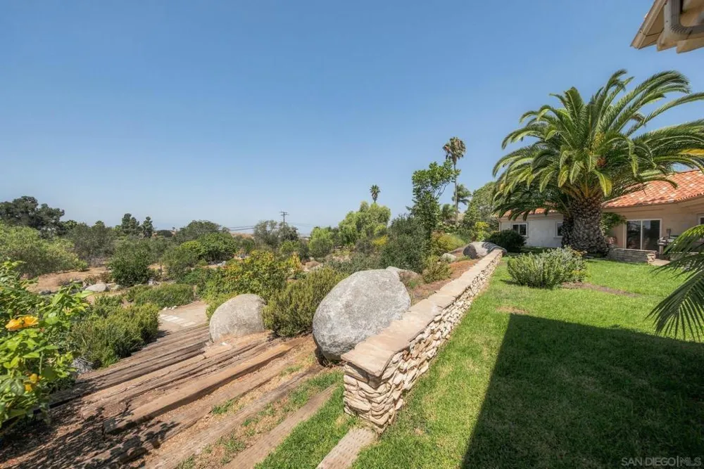 1990 Quail View Dr Vista, CA 92084
