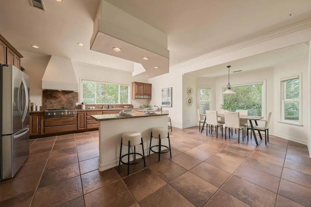 1990 Quail View Dr Vista, CA 92084