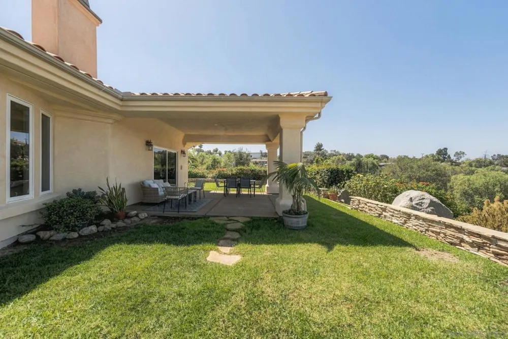 1990 Quail View Dr Vista, CA 92084