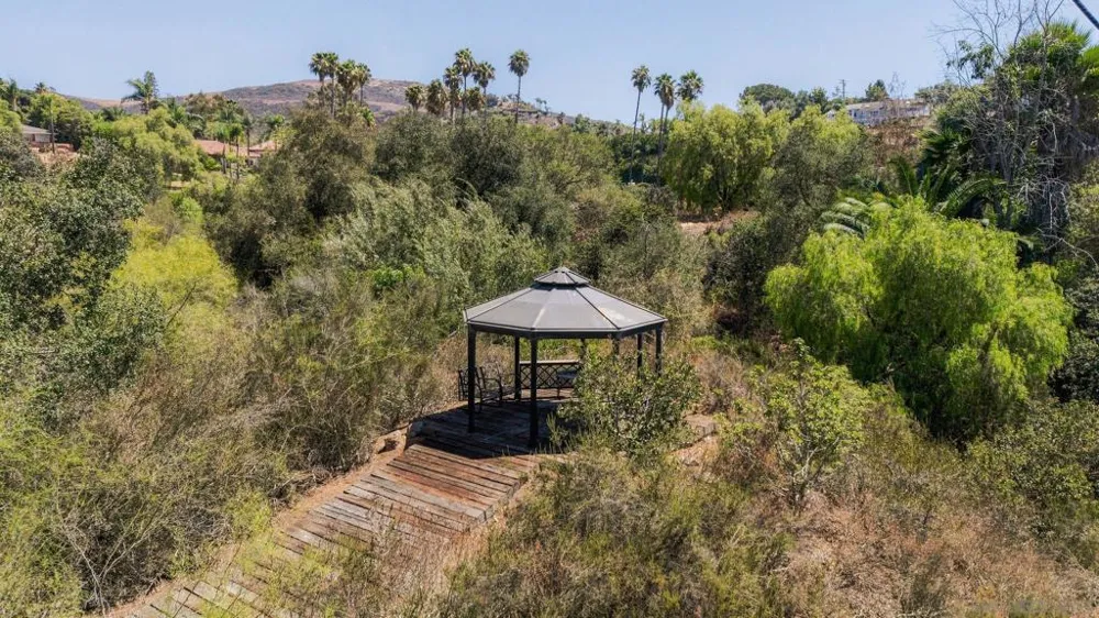 1990 Quail View Dr Vista, CA 92084