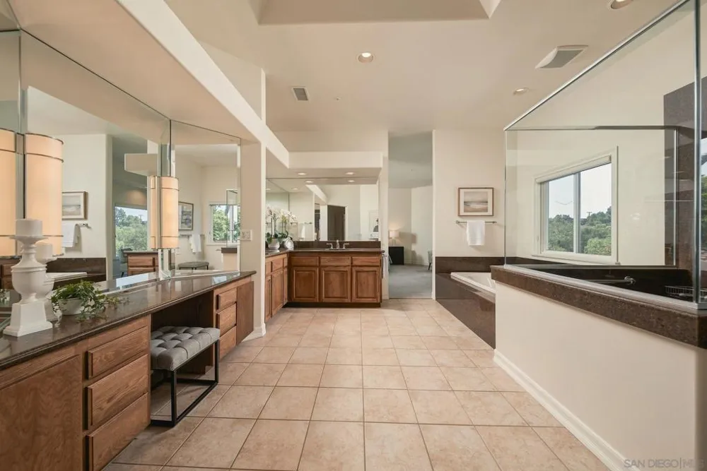 1990 Quail View Dr Vista, CA 92084