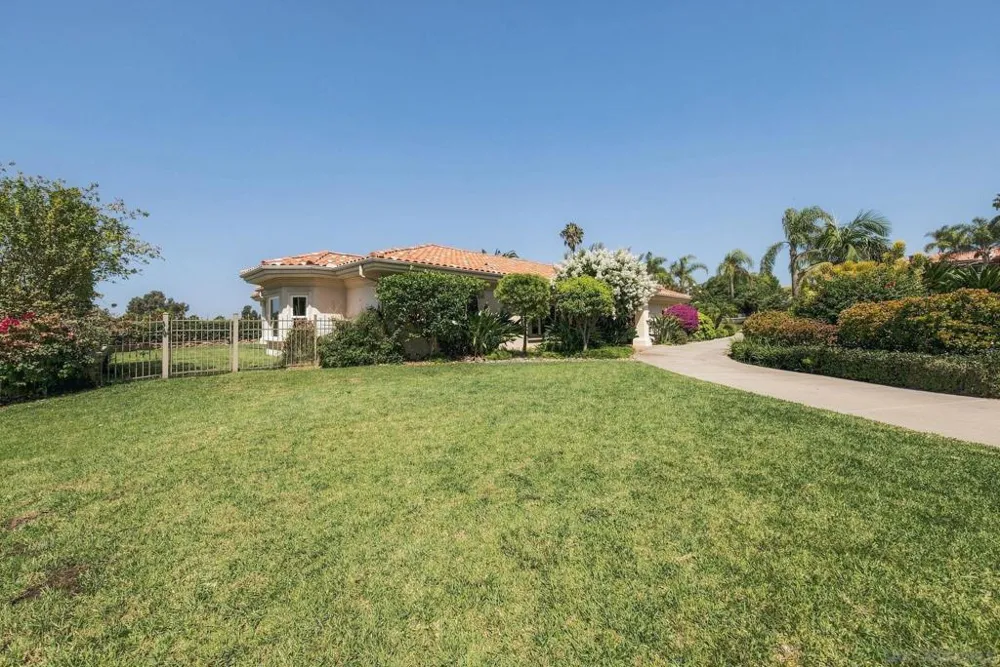1990 Quail View Dr Vista, CA 92084