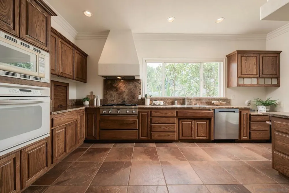 1990 Quail View Dr Vista, CA 92084