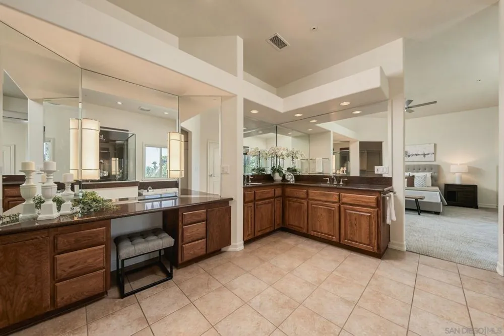 1990 Quail View Dr Vista, CA 92084