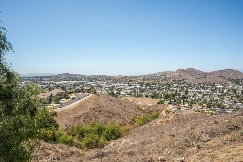 16183 Blue Haven Court Riverside, CA 92503