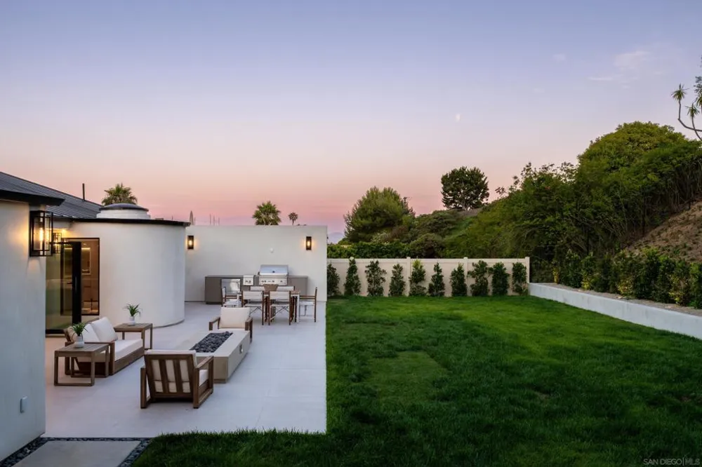 5826 Soledad Mountain Rd La Jolla, CA 92037