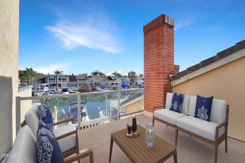 2010 Kingsbridge Way Oxnard, CA 93035