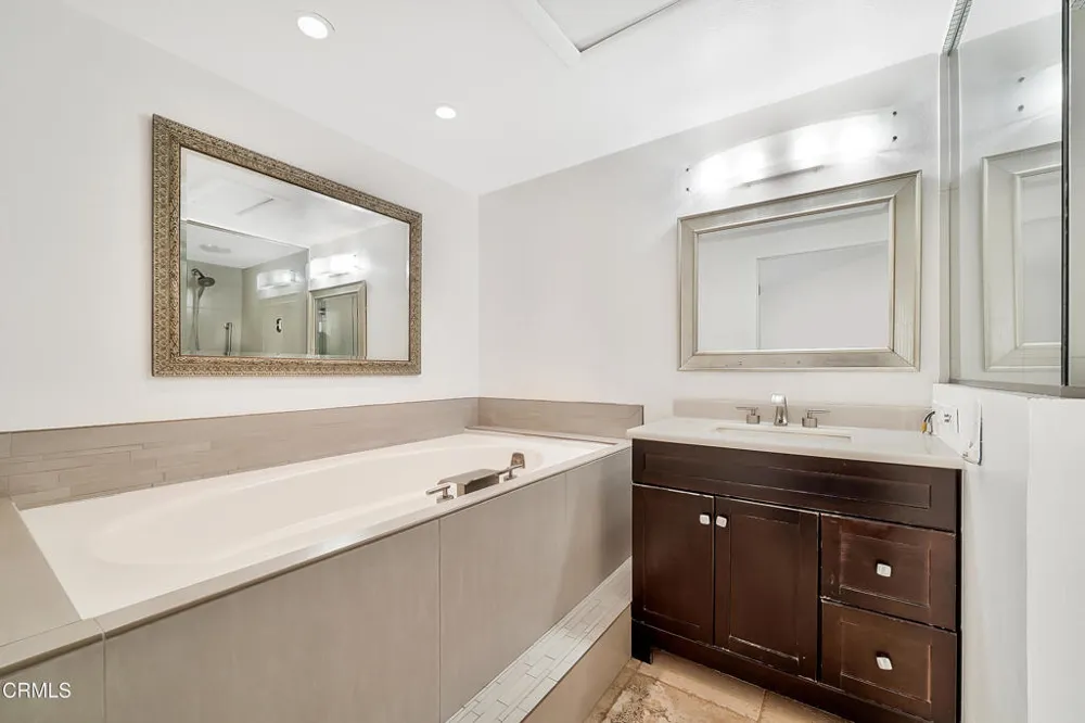 2010 Kingsbridge Way Oxnard, CA 93035