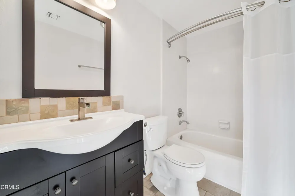 2010 Kingsbridge Way Oxnard, CA 93035