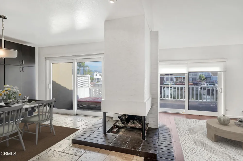 2010 Kingsbridge Way Oxnard, CA 93035