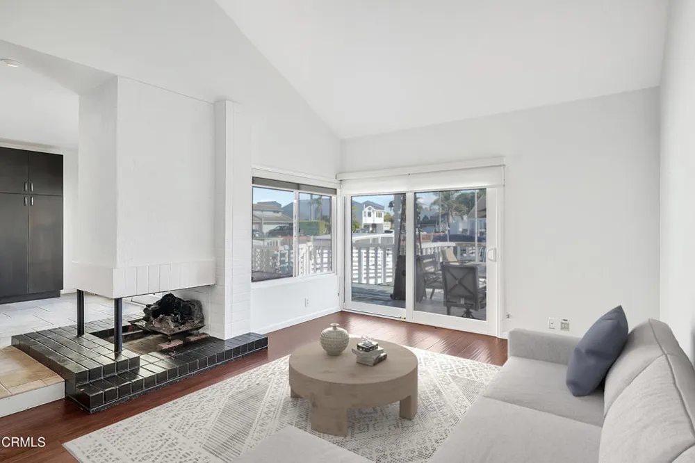 2010 Kingsbridge Way Oxnard, CA 93035