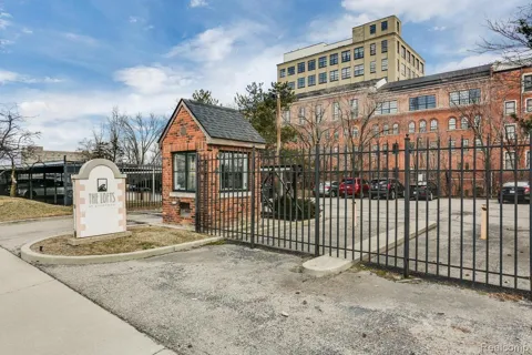 6533 E Jefferson Avenue #322
