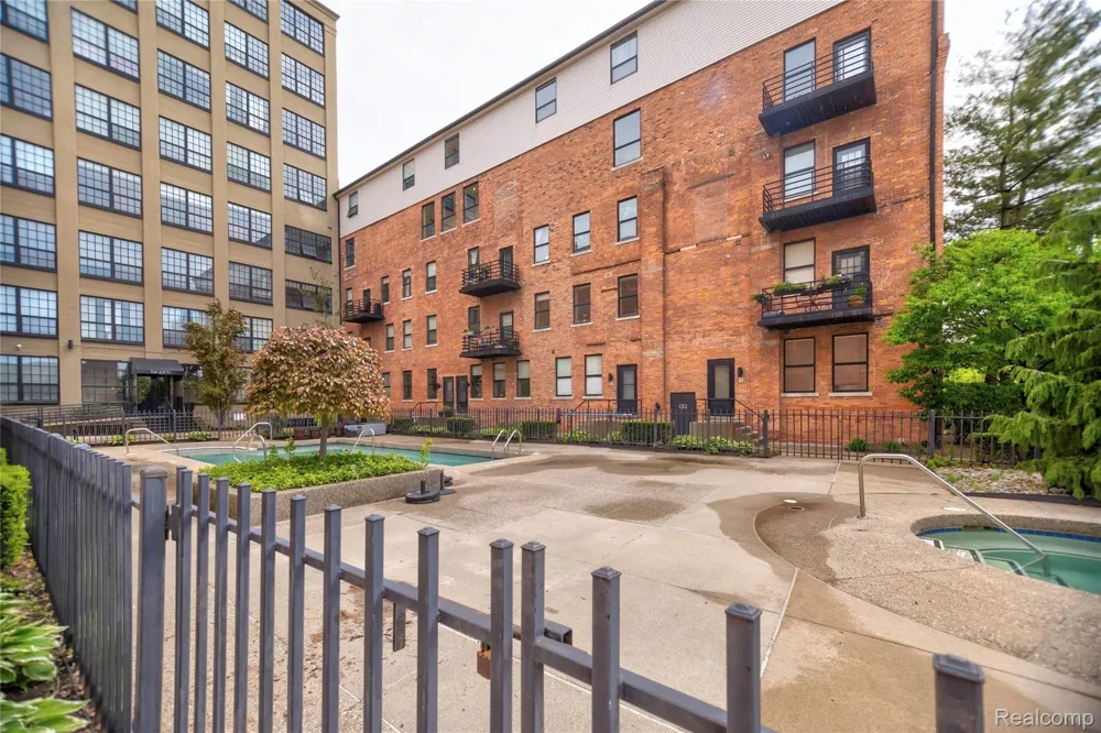 6533 E Jefferson Avenue #322 Detroit City, MI 48207