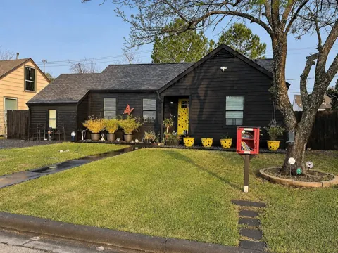 2043 Des Jardines Street