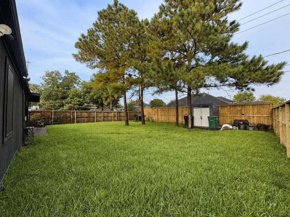 2043 Des Jardines Street Houston, TX 77023
