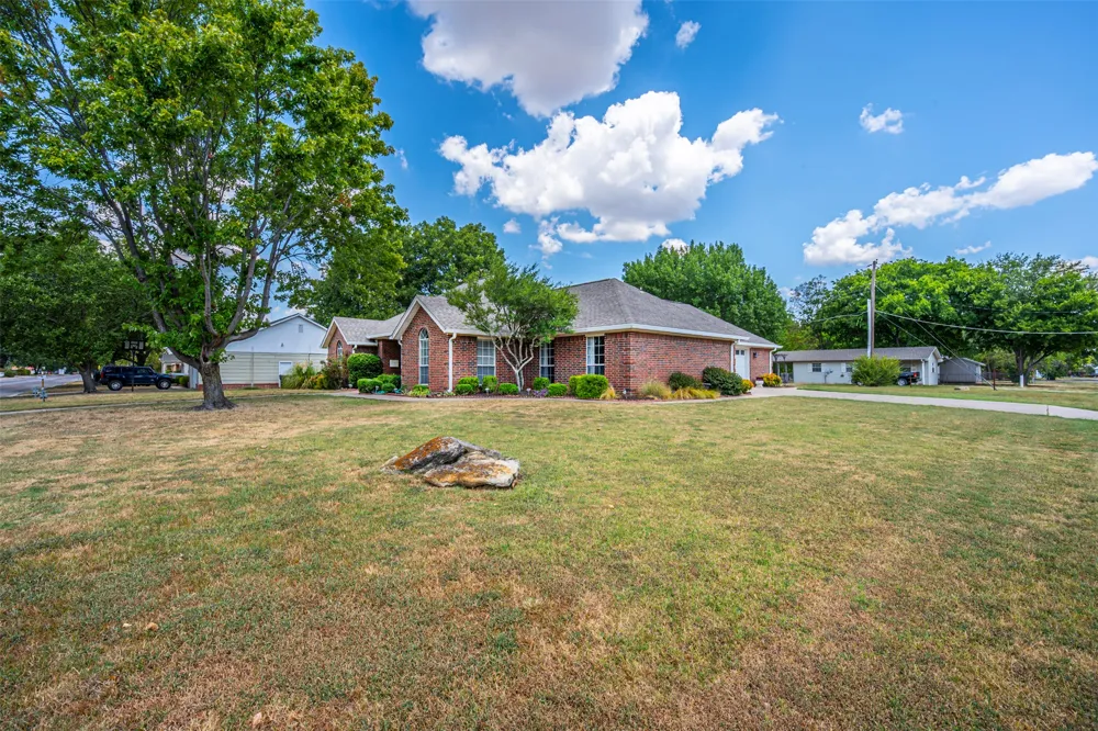 210 S 8th Davis, OK 73030