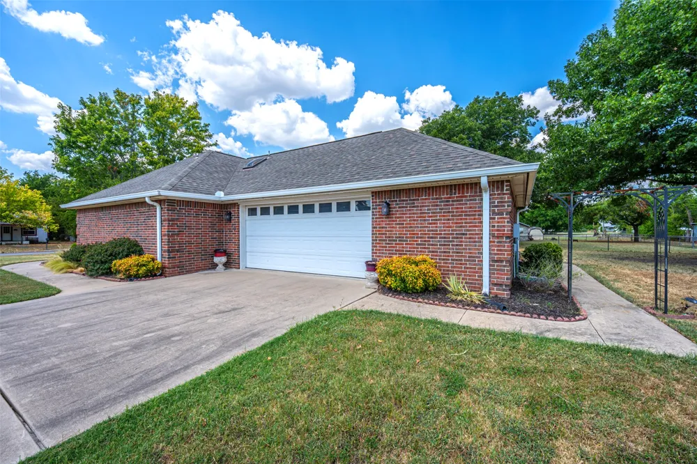210 S 8th Davis, OK 73030