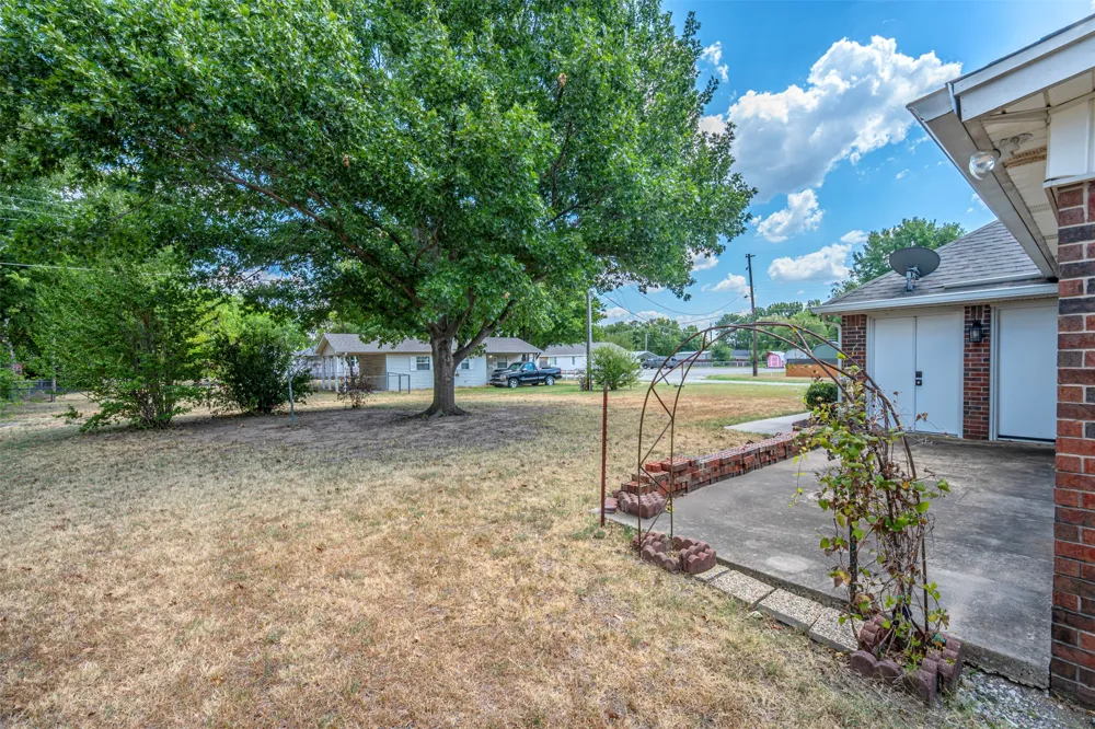 210 S 8th Davis, OK 73030