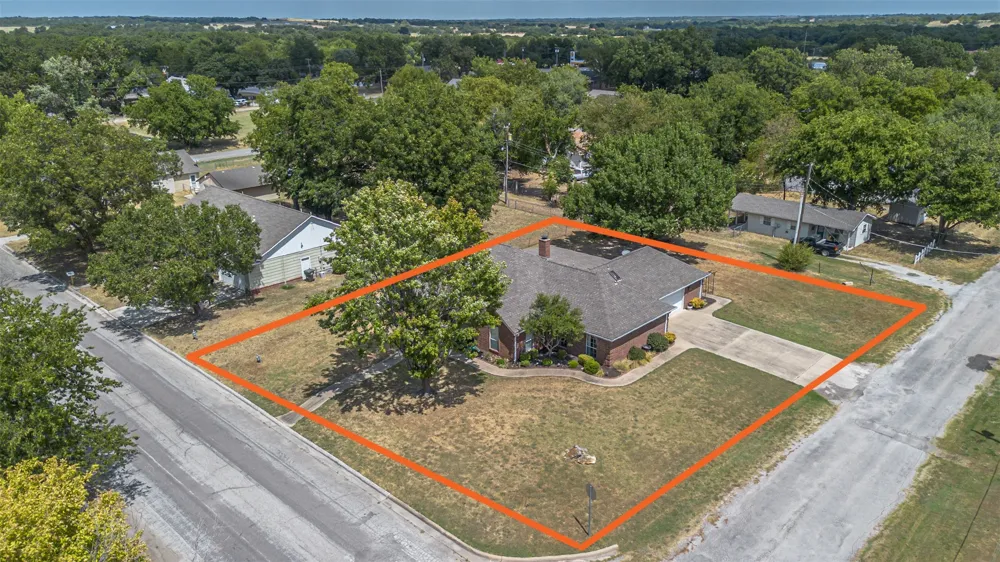 210 S 8th Davis, OK 73030