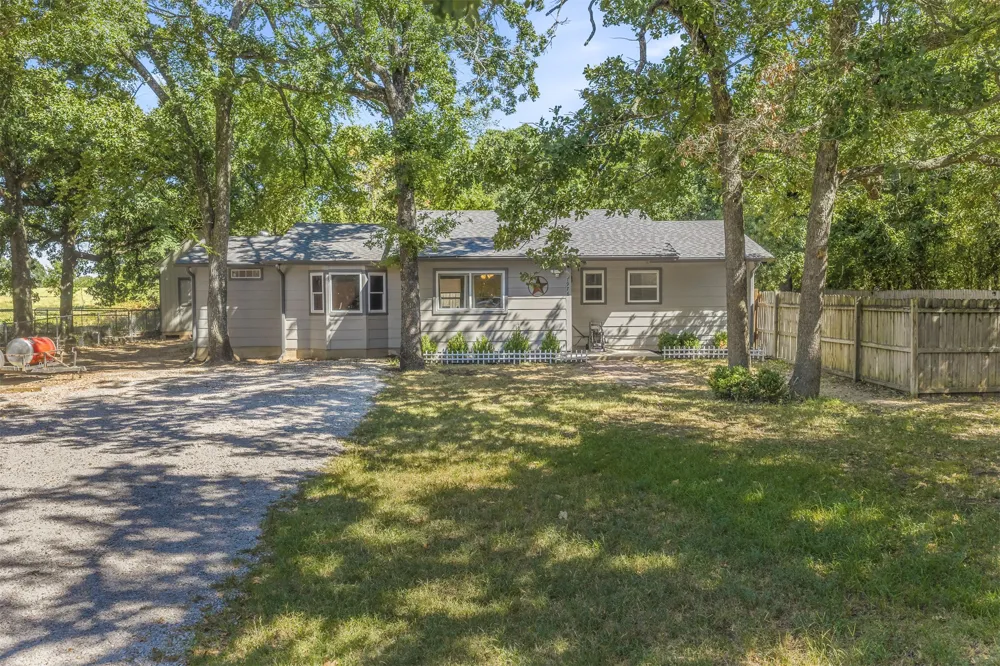 1976 Buckskin Road Ardmore, OK 73401