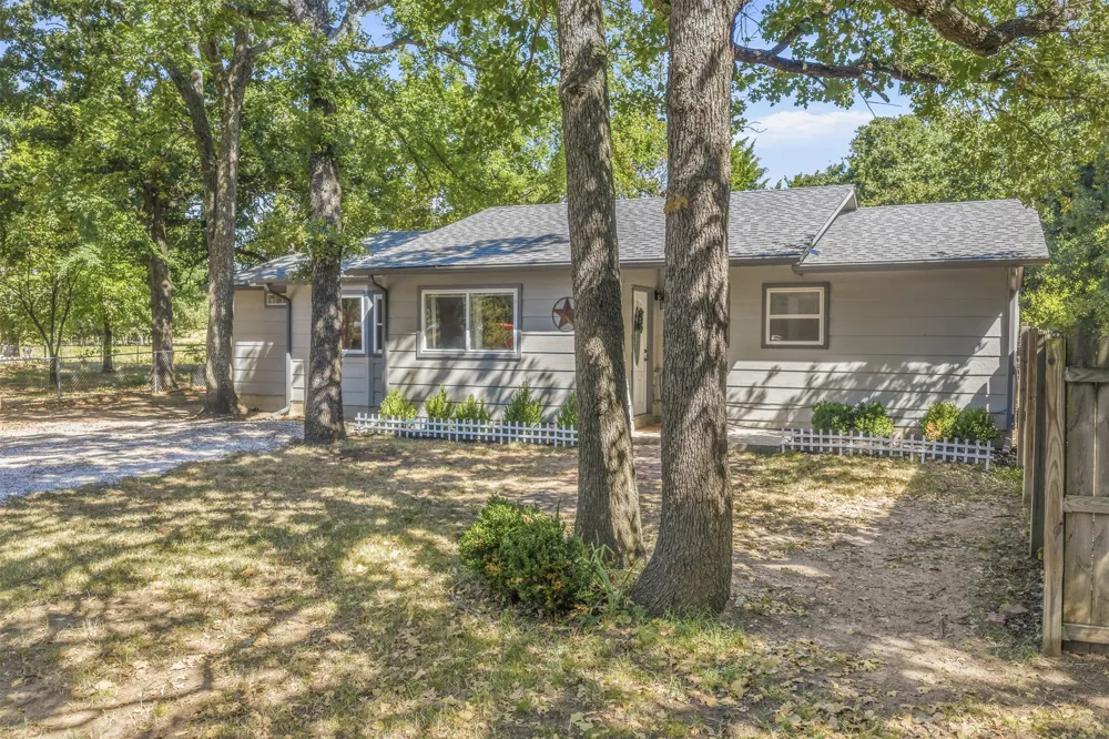 1976 Buckskin Road Ardmore, OK 73401