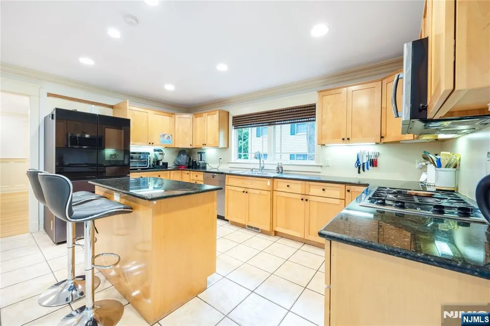 41 Downey Drive Tenafly, NJ 07670