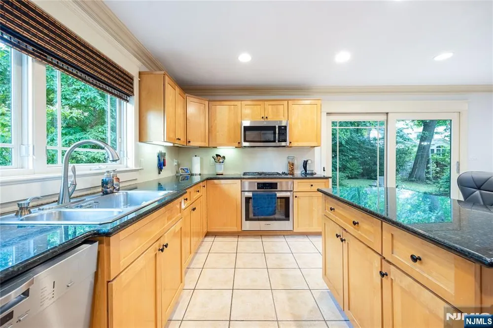 41 Downey Drive Tenafly, NJ 07670
