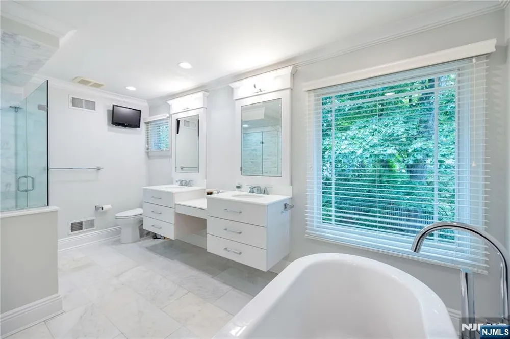 41 Downey Drive Tenafly, NJ 07670