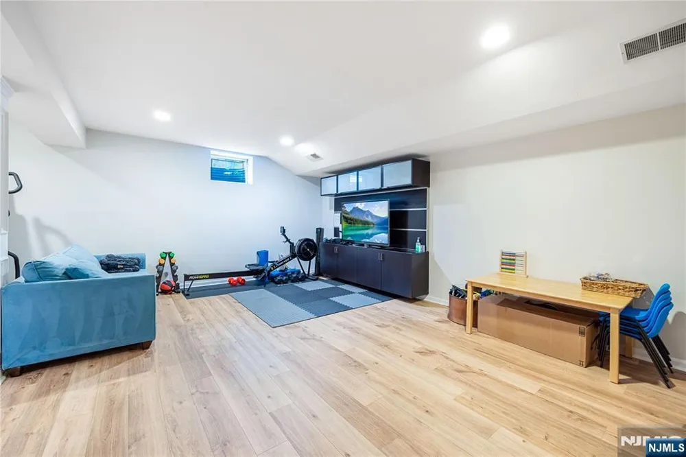 41 Downey Drive Tenafly, NJ 07670