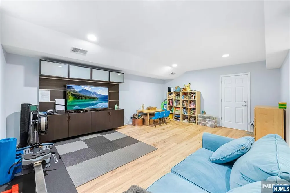 41 Downey Drive Tenafly, NJ 07670