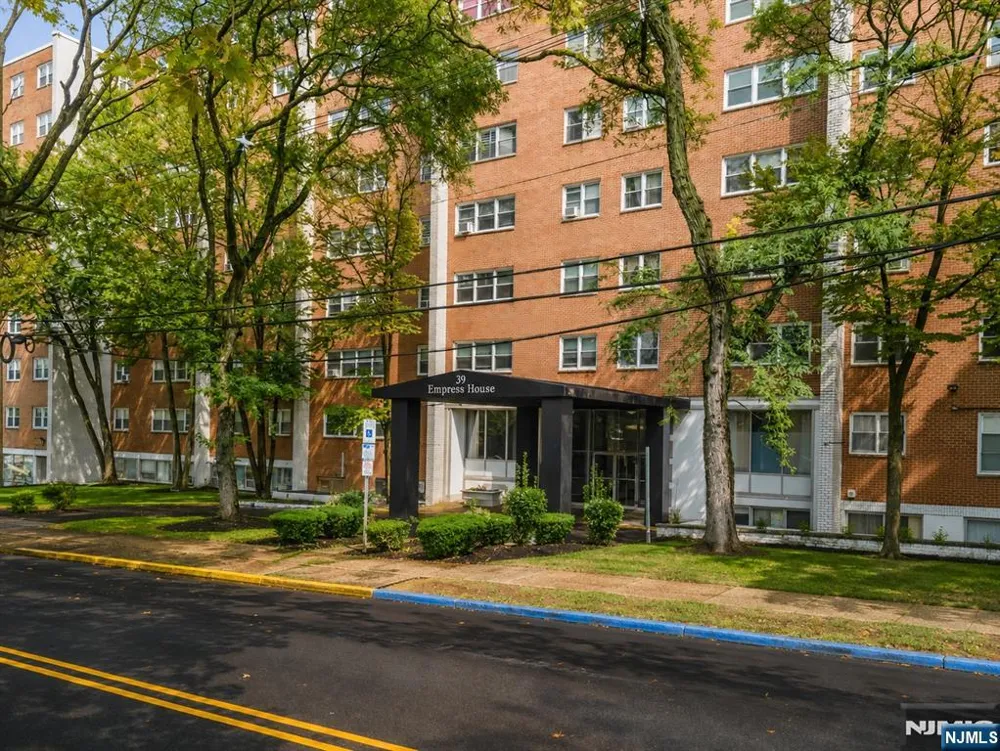 39 E 39th Street 2J Paterson, NJ 07514