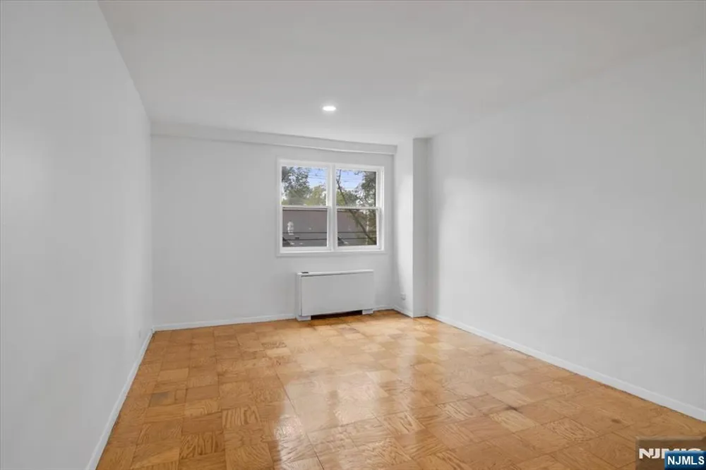 39 E 39th Street 2J Paterson, NJ 07514