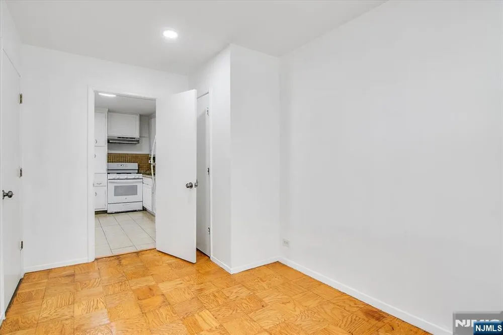 39 E 39th Street 2J Paterson, NJ 07514