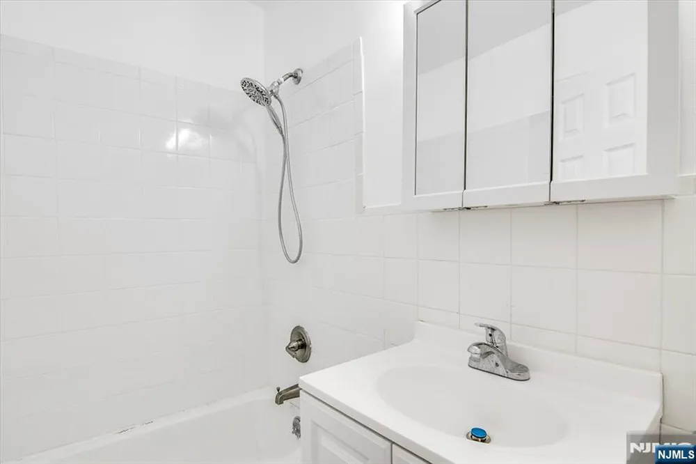 39 E 39th Street 2J Paterson, NJ 07514