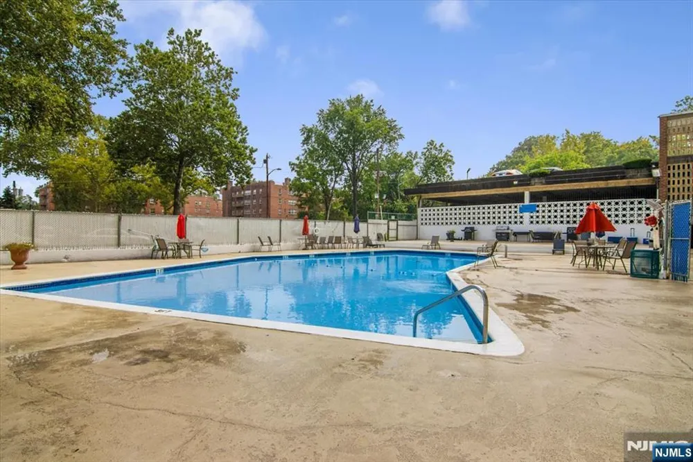 39 E 39th Street 2J Paterson, NJ 07514