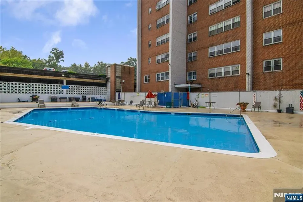 39 E 39th Street 2J Paterson, NJ 07514