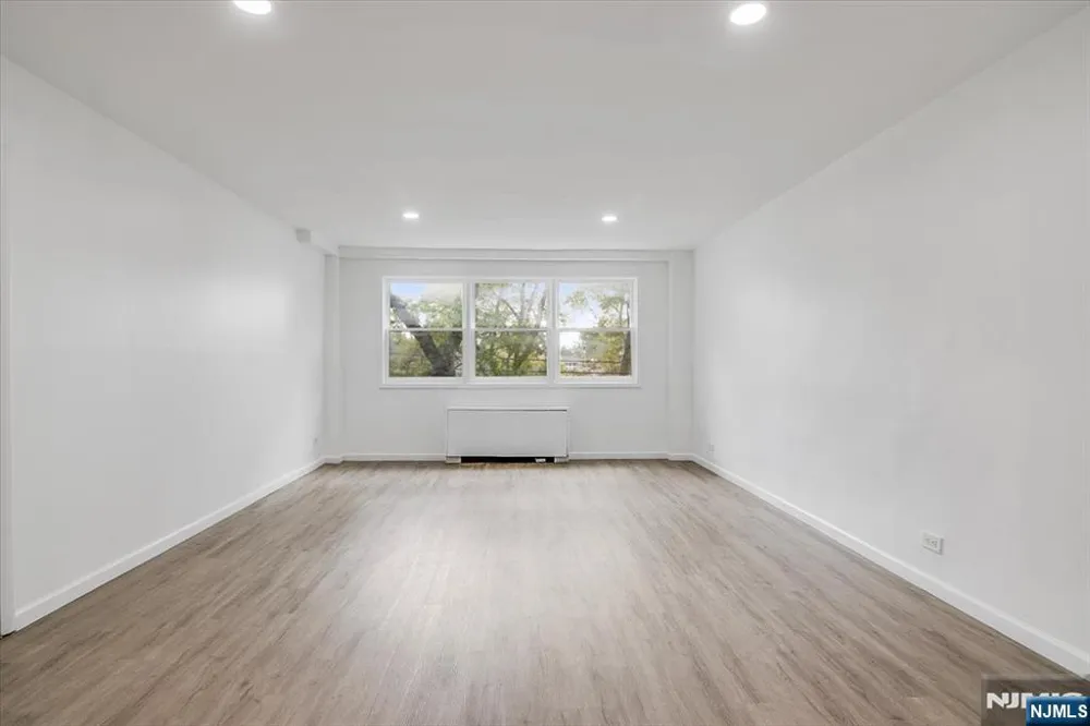 39 E 39th Street 2J Paterson, NJ 07514