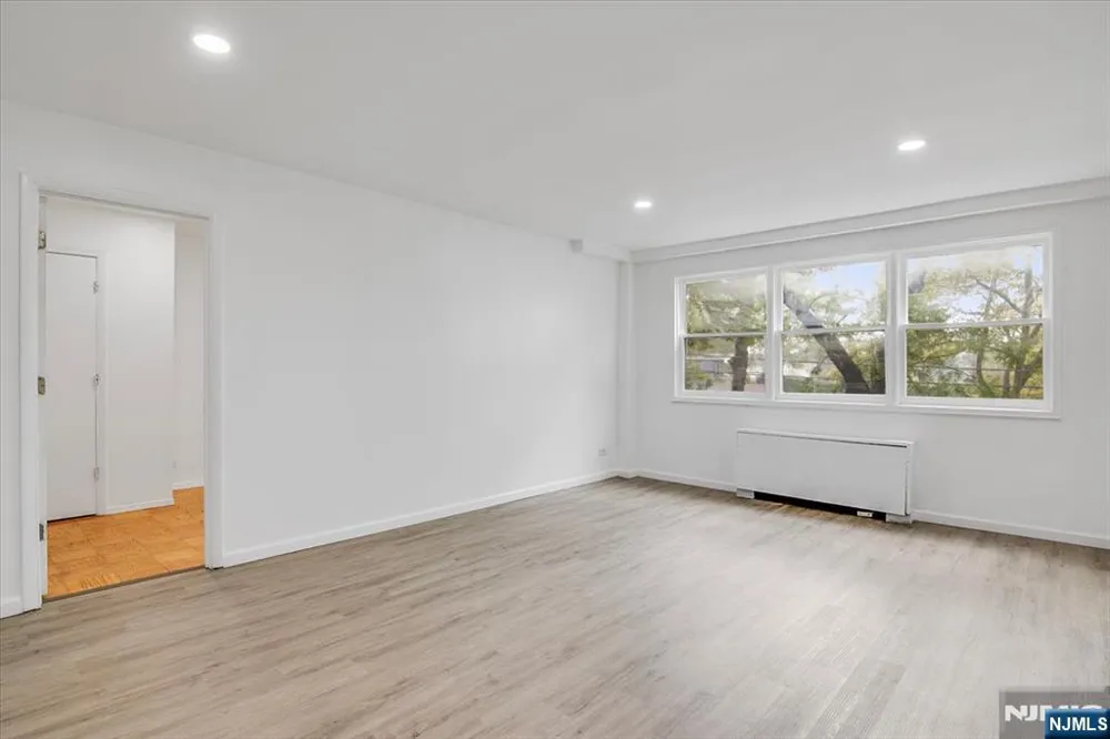39 E 39th Street 2J Paterson, NJ 07514