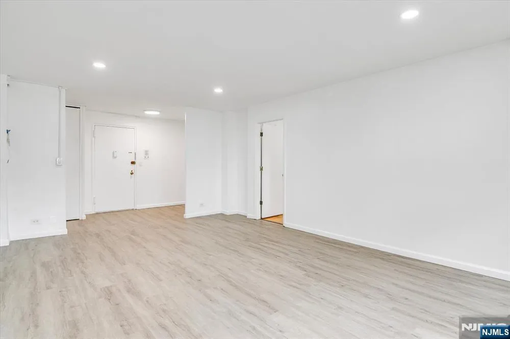 39 E 39th Street 2J Paterson, NJ 07514