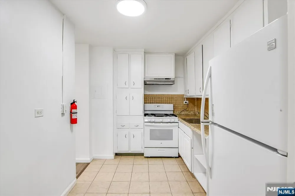 39 E 39th Street 2J Paterson, NJ 07514