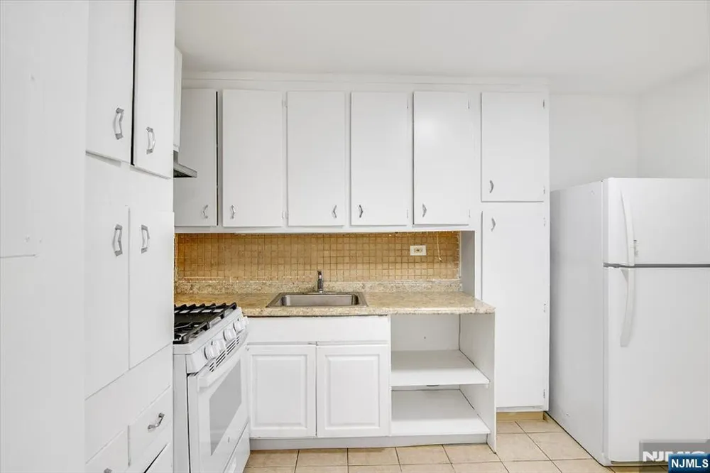 39 E 39th Street 2J Paterson, NJ 07514