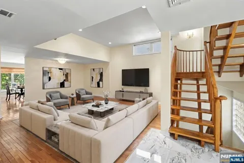 376 Kenwood 9